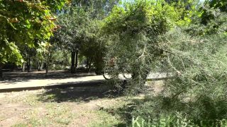 Kriss kiss after meeting in the park, girl sucks